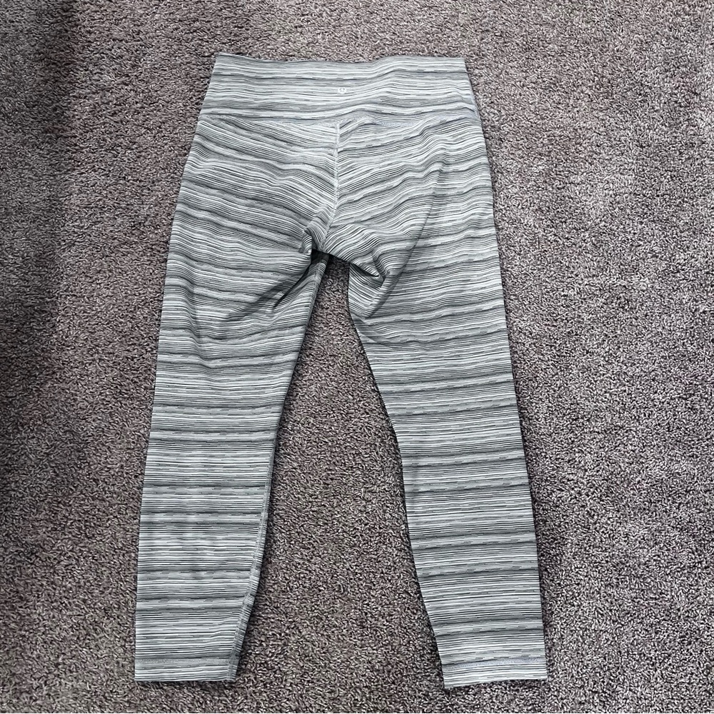 Lululemon High-Rise leggings 10 striped  size 10 white black grey stripes